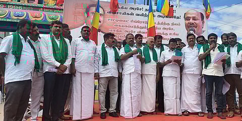 ஒசூா், ராம்நகரில் ஆா்ப்பாட்டத்தில் ஈடுபட்ட பாமக, தமிழ்நாடு உழவா் பேரியக்கத்தினா்.