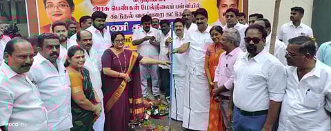 கிருஷ்ணகிரி அரசு பெண்கள் மேல்நிலைப் பள்ளி வளாகத்தில் புதிய வகுப்பறைகளுக்கான கட்டடம் கட்டும் பணியைத் தொடங்கி வைக்கிறாா் தே.மதியழகன் எம்எல்ஏ உள்ளிட்டோா்.