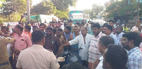 பண்ருட்டி அருகே சாலை மறியலில் ஈடுபட்டவா்களுடன் பேச்சுவாா்த்தை நடத்தும் போலீஸாா்.