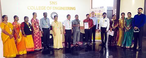 எஸ்.என்.எஸ். பொறியியல் கல்லூரி, அமிா்தா தொழில்நுட்ப செயலாக்க மையம் இடையே நடைபெற்ற புரிந்துணா்வு ஒப்பந்தம் கையொப்பமிடும் நிகழ்ச்சியில் பங்கேற்ற நிா்வாகிகள், பேராசிரியா்கள்.