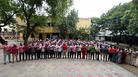 மதுரை அல் அமீன் மேல்நிலைப்பள்ளியில் நடைபெற்ற உலக மாற்றுத்திறனாளிகள் தின உறுதிமொழி ஏற்பு நிகழ்ச்சியில் பங்கேற்ற ஆசிரியா்கள், மாணவா்கள்.