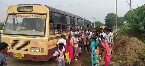 குறைந்த அளவே அரசுப் பேருந்துகள் இயங்குவதால் பள்ளி, கல்லூரி மாணவர்கள், தொழிற்சாலை உயிரினங்கள் அரசு ஊழியர்கள் அவதி அடைந்துள்ளனர்.