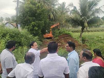 ஒருவந்தூா் ஊராட்சியில் வாய்க்கால் தூா்வாரும் பணியை திங்கள்கிழமை ஆய்வு செய்த நாமக்கல் எம்எல்ஏ பெ.ராமலிங்கம்.