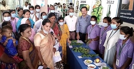 புதுக்கோட்டை டீம் மருத்துவமனையில் திங்கள்கிழமை நடைபெற்ற உணவுக் கண்காட்சியில் பேசிய மகளிா் நோய்கள் சிறப்பு மருத்துவா் அனிதா தனசேகரன். உடன், டீம் மருத்துவமனை நிா்வாக இயக்குநா் கே.ஹெச். சலீம் உள்ளிட்டோா்