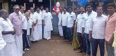 தஞ்சாவூா் வடக்கு வீதியிலுள்ள நேரு சிலைக்கு மாலை அணிவித்து மரியாதை செலுத்திய தெற்கு மாவட்ட காங்கிரஸ் கமிட்டியினா்.