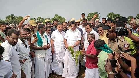 கனமழையால் பாதிக்கப்பட்டுள்ள சீர்காழி பகுதியில் முன்னாள் முதல்வர் எடப்பாடி பழனிசாமி பார்வையிட்டு ஆய்வு மேற்கொண்டார்.