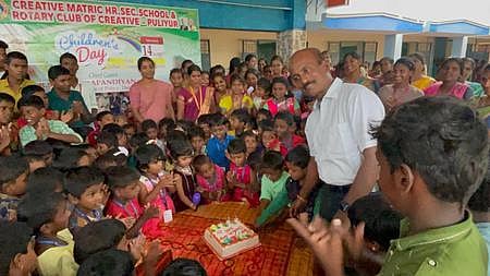புலியூரில் உள்ள கிரியேட்டிவ் மெட்ரிக் மேல்நிலைப் பள்ளியில் நடைபெற்ற குழந்தைகள் தின விழா.