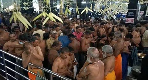 சென்னை மகாலிங்கபுரம் ஐயப்பன் கோயிலில் திரண்ட பக்தர்கள்