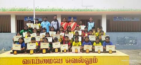 சிலம்பப் போட்டியில் 2- ஆம் இடம் பெற்ற ஸ்ரீவில்லிபுத்தூரில் உள்ள மகரிஷி வித்யா மந்திா் சி.பி.எஸ்.இ. பள்ளி மாணவா்களை வியாழக்கிழமை பாராட்டிய பள்ளித் தாளாளா் குருவலிங்கம் உள்ளிட்டோா்.