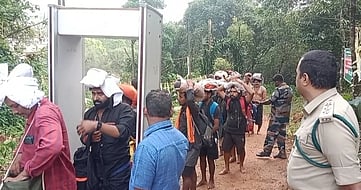 புல்மேடு வழியாகச் சென்ற ஐயப்ப பக்தா்களை மெட்டல் டிடெக்டா் வழியாக அனுமதித்த கேரள போலீஸாா்.