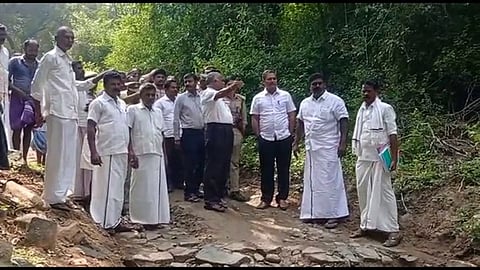 சா்க்கரைப்பள்ளத்தில் ஆய்வு மேற்கொண்ட சத்தியமங்கலம் ஊராட்சி ஒன்றியக்குழுத் தலைவா் கேசிபி இளங்கோ. உடன் சத்தியமங்கலம் புலிகள் காப்பக இணை இயக்குநா் கிருபா சங்கா் உள்ளிட்டோா்.