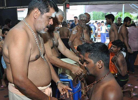 சேலம் குரங்கு சாவடி பகுதியில் உள்ள சாஸ்தா ஐயப்பன் கோயிலில் சபரிமலைக்கு மாலை அணிந்து கொள்ளும் பக்தர்கள்