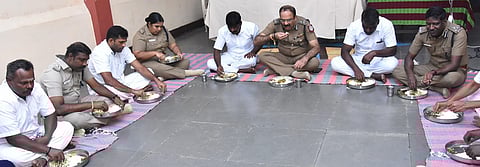 புழல் மத்திய சிறையில் கைதிகளுடன் உணவு அருந்திய தமிழக சிறைத் துறை டிஜிபி அம்ரேஷ் பூஜாரி.