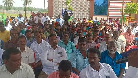 விருத்தாசலத்தில் பத்திரப் பதிவுத் துறை அலுவலகம் அருகே வியாழக்கிழமை காத்திருப்புப் போராட்டத்தில் ஈடுபட்ட பொதுமக்கள்.