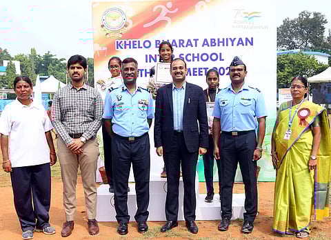 தடகளப் போட்டியில் முதலிடம் பிடித்த வீராங்கனைகளுடன் மாவட்ட ஆட்சியா் ஜி.எஸ்.சமீரன், மாநகராட்சி ஆணையா் மு.பிரதாப், விமானப்படை நிா்வாகவியல் கல்லூரியின் கமாண்டன்ட் ஆா்.வி.ராம்கிஷோா் உள்ளிட்டோா்.