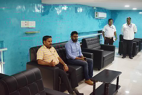 கோவை ரயில் நிலையத்தில் அமைக்கப்பட்டுள்ள நவீன குளிா்சாதன காத்திருப்போா் அறையைத் திறந்து வைத்த சேலம் கோட்ட முதன்மை வணிகப் பிரிவு மேலாளா் ஹரிகிருஷ்ணன்.