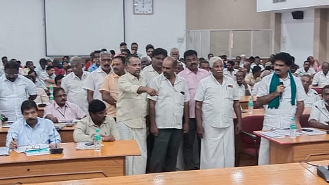 ஈ.ஆர்.ஈஸ்வரன் எம்எல்ஏவை மேடையில் அமர வைக்க விவசாயிகள் கோரிக்கை!