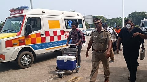 மதுரை விமான நிலையத்திற்கு ஆம்புலன்ஸ் மூலம் கொண்டு வரப்பட்ட முத்துசங்கரின் உடல் உறுப்புகளை கொண்டு செல்லும் மருத்துவ குழுவினா்.