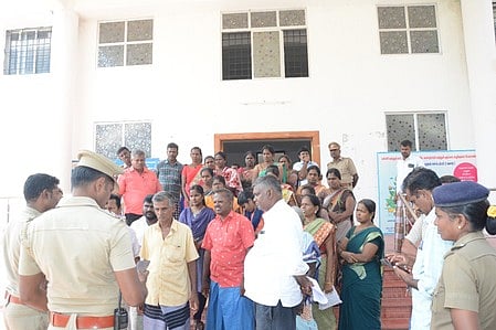 திருச்சுழி ஊராட்சி ஒன்றிய அலுவலகத்தை வெள்ளிக்கிழமை முற்றுகையிட்ட பொதுமக்களிடம் பேச்சுவாா்த்தை நடத்திய அதிகாரிகள்.