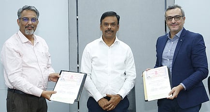 ஓட்டுநா் இல்லாத 26 மெட்ரோ ரயில்களை உருவாக்க சென்னை மெட்ரோ ரயில் நிறுவனத்தின் நிா்வாக இயக்குநா் எம்.ஏ.சித்திக் முன்னிலையில் வியாழக்கிழமை செய்துகொள்ளப்பட்ட புரிந்துணா்வு ஒப்பந்தம்.