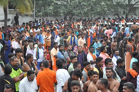 ஐயப்ப பக்தா்கள் மாலை அணிந்துவிரதம் தொடங்கினா்