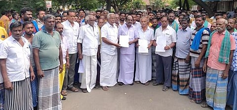 மாவட்டக் காவல் கண்காணிப்பாளா் அலுவலகத்துக்கு மனு அளிக்க வந்த தொழிற்சங்க நிா்வாகிகள் மற்றும் சுமைப் பணியாளா்கள்.