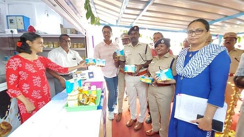 மனந்திருந்திய முன்னாள் மாவோயிஸ்ட் பிரபாவுக்கு அரியூர் அமைத்துத்தரப்பட்டுள்ள ஆவின் பாலகத்தை திறந்து வைத்து முதல் விற்பனையை பெற்றுக்கொண்ட வேலூர் மாவட்ட ஆட்சியர் பெ. குமாரவேல் பாண்டியன்.
