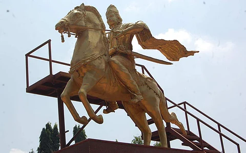 தஞ்சாவூரில் மணிமண்டபத்தில் உள்ள ராஜராஜன் சோழன் சிலை