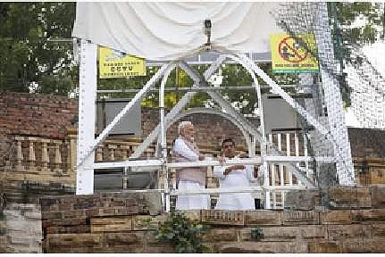குஜராத் மாநிலம், மோா்பி மாவட்டத்தில் தொங்கு பாலம் அறுந்து விபத்துக்குள்ளான இடத்தில் செவ்வாய்க்கிழமை ஆய்வு செய்த பிரதமா் நரேந்திர மோடி. உடன், மாநில உள்துறை அமைச்சா் ஹா்ஷ் சங்வி.
