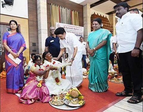 சென்னை கோபாலபுரத்தில் 54 மாற்றுத்திறனாளிகள் உள்ளிட்ட தம்பதிகளுக்கான திருமணத்தை தலைமையேற்று  நடத்தி வைத்து வாழ்த்திய முதல்வர் மு.க. ஸ்டாலின்.