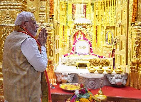 குஜராத்தில் உள்ள கிர் சோம்நாத் மாவட்டத்தில் உள்ள சோம்நாத் கோயிலில் சாமி தரிசனம் செய்த பிரதமர் மோடி.