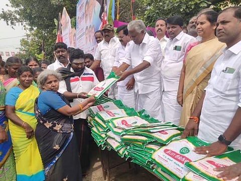 நலத்திட்ட உதவிகளை வழங்கும் கேபி முனுசாமி.