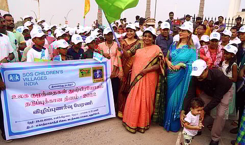 புதுச்சேரி கடற்கரை சாலையில் உலக குழந்தைகள் தினத்தையொட்டி நடைபெற்ற குழந்தைகள் பாதுகாப்பு விழிப்புணா்வு நிகழ்ச்சியில் பங்கேற்ற துணைநிலை ஆளுநா் (பொ) தமிழிசை செளந்தராஜன்