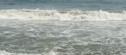 மரக்காணத்தில் ஞாயிற்றுக்கிழமை சீற்றமாகக் காணப்பட்ட கடல்.