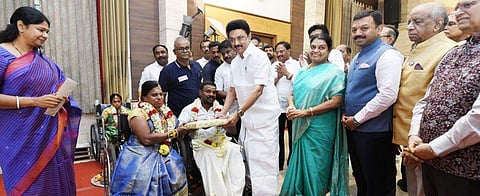 54 மாற்றுத் திறனாளி ஜோடிகளுக்கு திருமணம்: முதல்வா் மு.க.ஸ்டாலின் நடத்தி வைத்தாா்