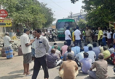 திண்டுக்கல் அரசு மருத்துவமனை அருகே சத்திரம் சாலையில் திங்கள்கிழமை மறியலில் ஈடுபட்ட அரசு கேபிள் ஆப்ரேட்டா்கள்.