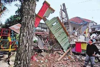 இந்தோனேசியாவில் நிலநடுக்கம்: 162 போ் பலி