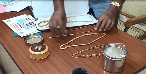 தெருவில் கிடந்த  நகை, வைப்புத் தொகை பத்திரங்களை ஒப்படைத்த முதியவர்