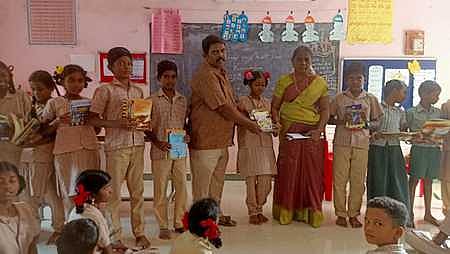 குறவன் குளம் ஊராட்சி ஒன்றியநடுநிலைப்பள்ளி நூலகத்துக்கு புத்தகங்கள் வழங்கும் நூல் வனம் அமைப்பாளா் சரவணன்.