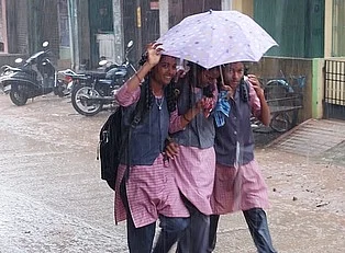 மாண்டஸ் புயல்...  கரூர் மாவட்டத்தில் பள்ளி,கல்லூரிகளுக்கு விடுமுறை!
