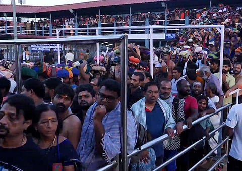 சபரிமலையில் அலைமோதும் பக்தர்கள் கூட்டம்!