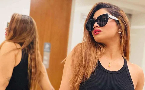 பிளாக் டாப்பில் ரசிகர்களை சட்டென்று சுண்டியிழுக்கும் ஷிவானி நாராயணன்.