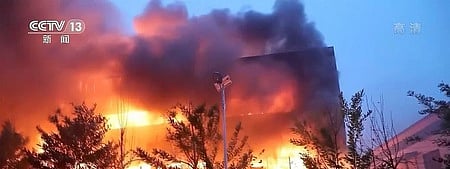 சீன அடுக்குமாடி குடியிருப்பில் தீ: 10 போ் பலி