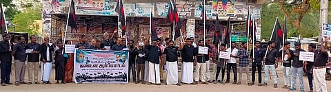 ஆா்ப்பாட்டத்தில் ஈடுபட்ட திராவிடா் கழகத்தினா்.