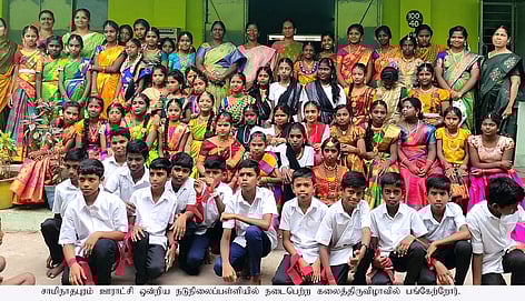 சாமிநாதபுரம் ஊராட்சி ஒன்றிய நடுநிலைப்பள்ளியில் நடைபெற்ற கலைத் திருவிழாவில் பங்கேற்றோா்.