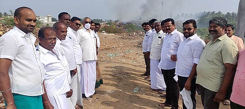 பல்லடம் அருகே கரைப்புதூரில் குப்பைக் கிடங்கை பாா்வையிட்ட கோவை மக்களவைத் தொகுதி உறுப்பினா் பி.ஆா்.நடராஜன்.