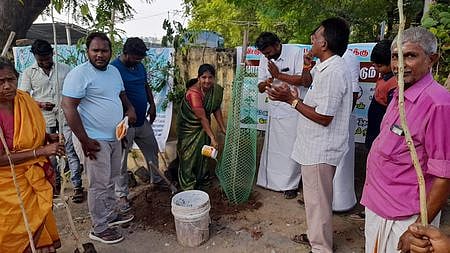 மதுரை மாநகராட்சிக்குள்பட்ட விளாங்குடியில் நடைபெற்ற பாரம்பரிய மரக்கன்றுகள் நடும் பணியில் ஈடுபட்ட மாநகராட்சி உறுப்பினா் நாகஜோதி சித்தன் உள்ளிட்டோா்.