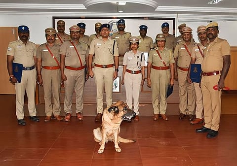 ஹோட்டல் அதிபரை கொலை செய்த கொலையாளியை விரைந்து பிடிக்க உதவி புரிந்தபோலீஸாரைப் பாராட்டிய மாவட்ட காவல் கண்காணிப்பாளா் ஸ்ரீ அபிநவ்.