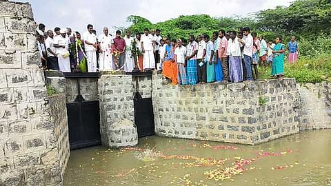 நந்தன்கால்வாய் நீரை மலா் தூவி  வரவேற்ற அமைச்சா்