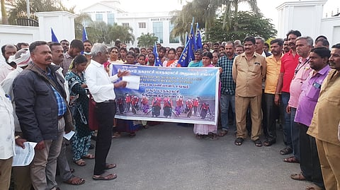 ஒப்பந்தப் பணியாளா்கள் ஆா்ப்பாட்டம்